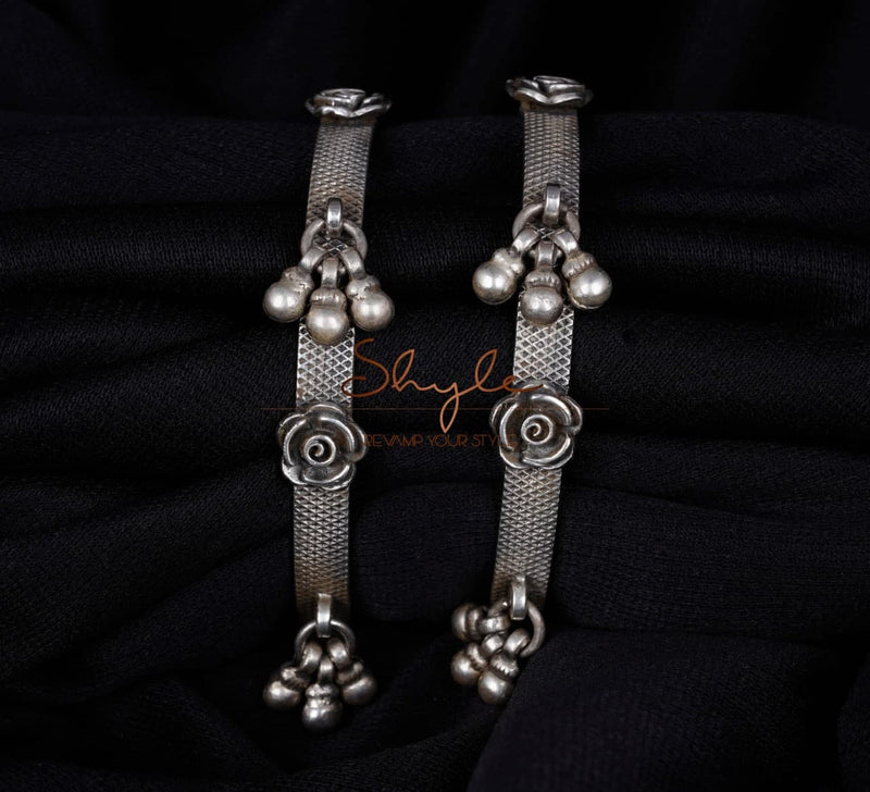 Anvaya Textured Flower Ghughri Bangle front