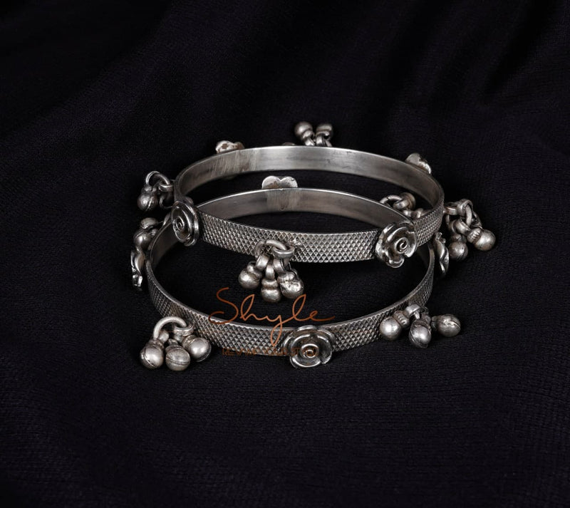 Anvaya Textured Flower Ghughri Bangle back