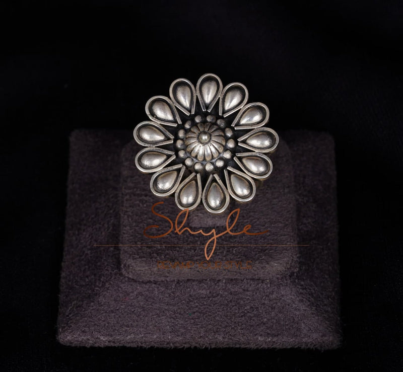 Moh Timeless Flower Ring front