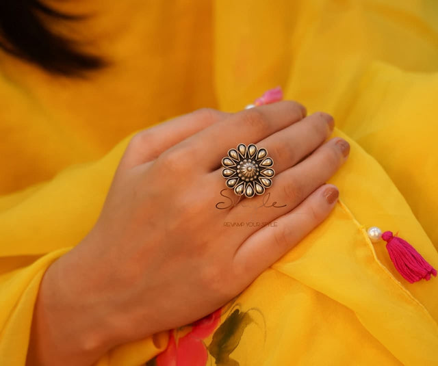 Moh Timeless Flower Ring model