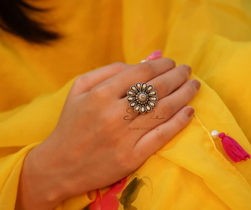Moh Timeless Flower Ring model