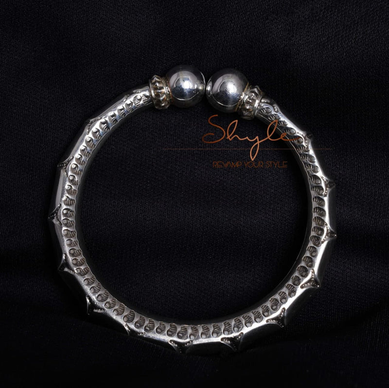 Essence Intricate Fine Versatile Kada side