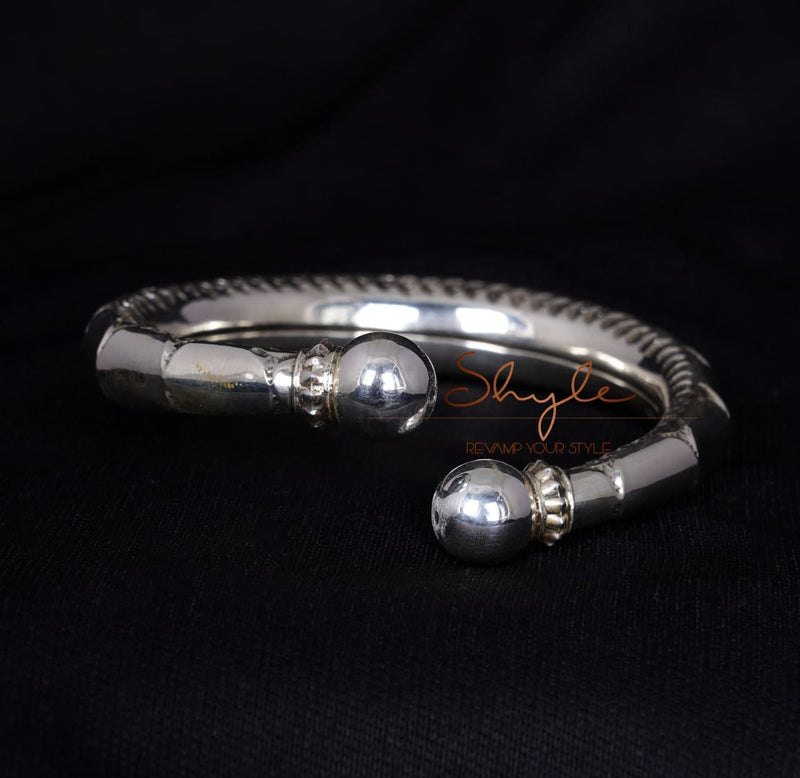 Essence Intricate Fine Versatile Kada back