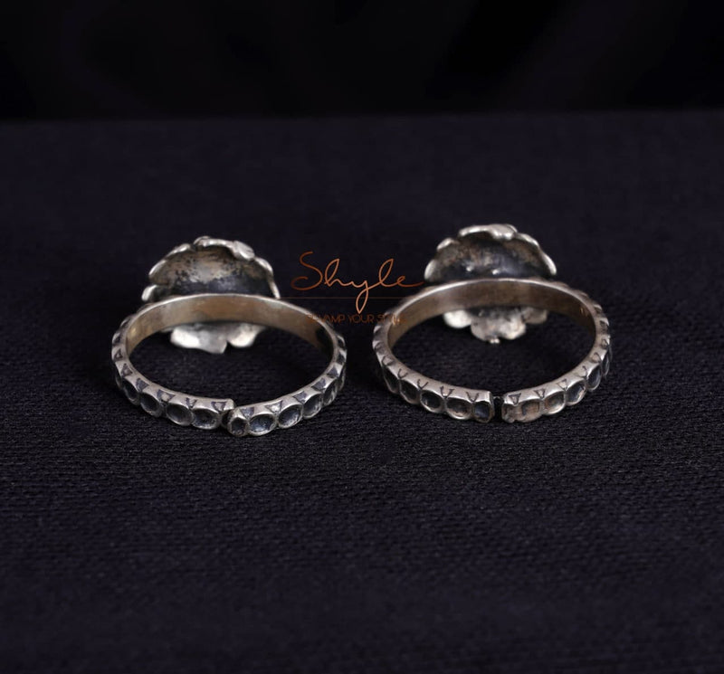 Moh Embossed Flower Toe Ring