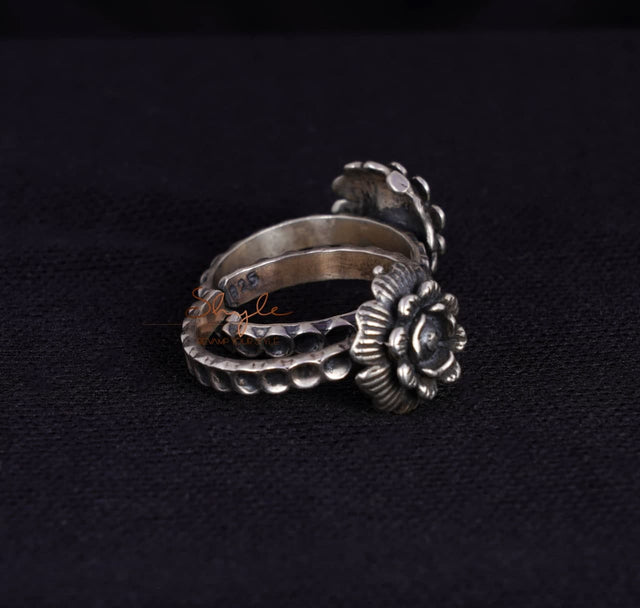 Moh Embossed Flower Toe Ring