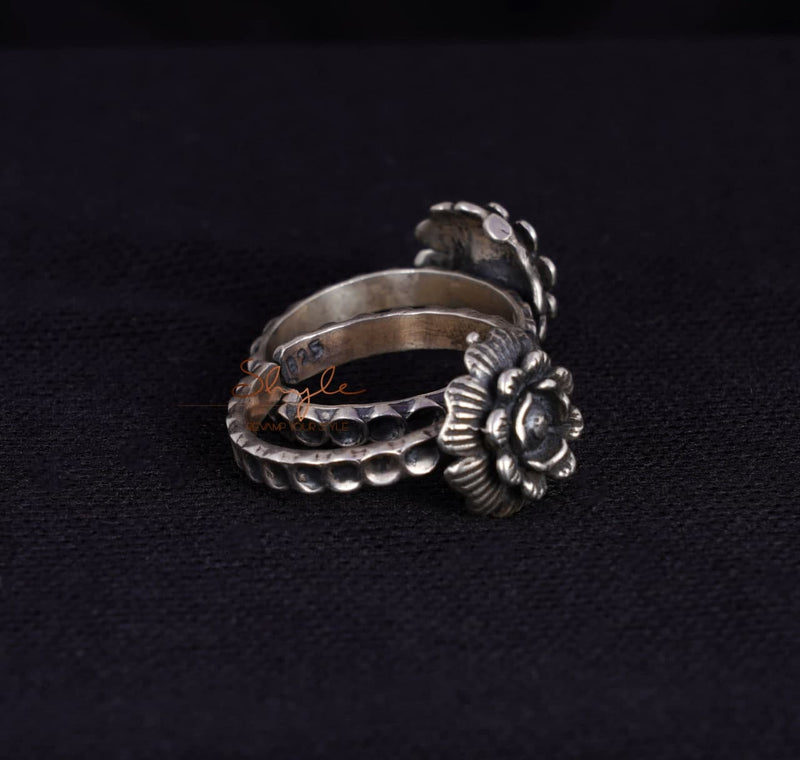 Moh Embossed Flower Toe Ring