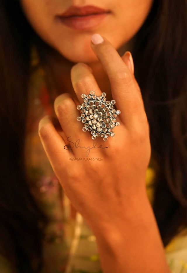 Essence Scintillating Flora Ring