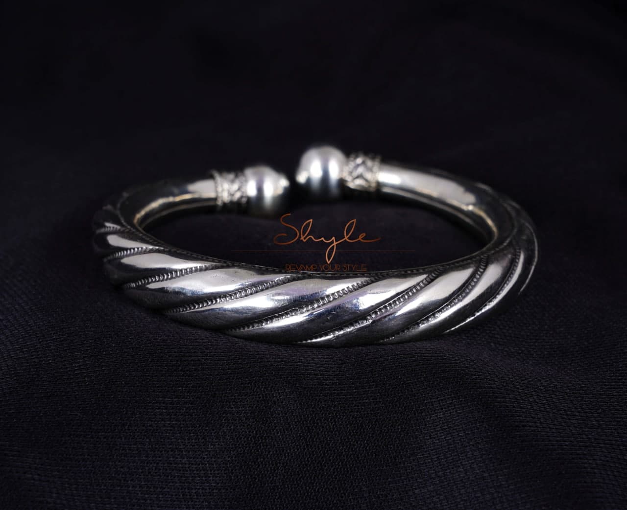 Anvaya Spiral Embossed Kada