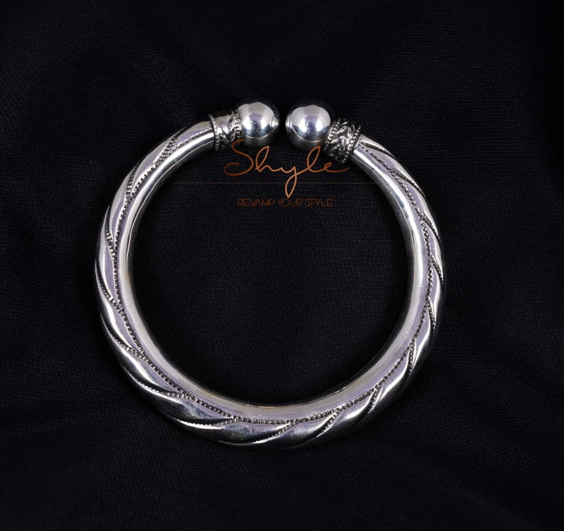 Anvaya Spiral Embossed Kada