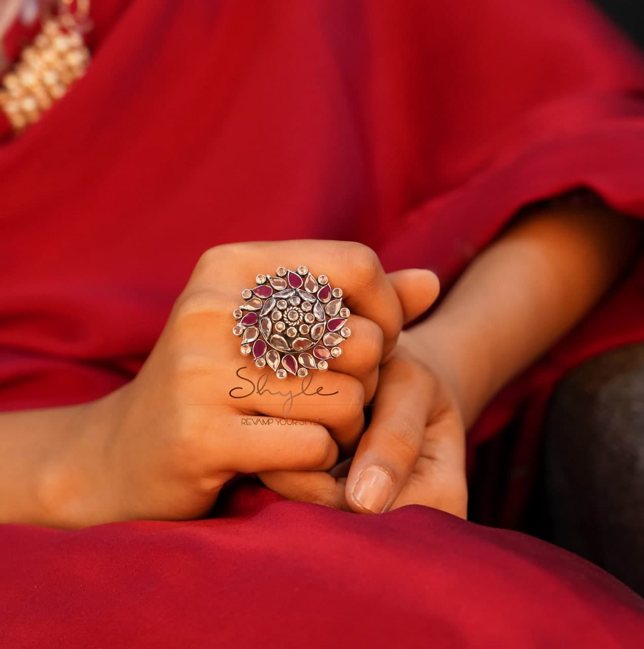 Essence Scintillating Embossed Ring