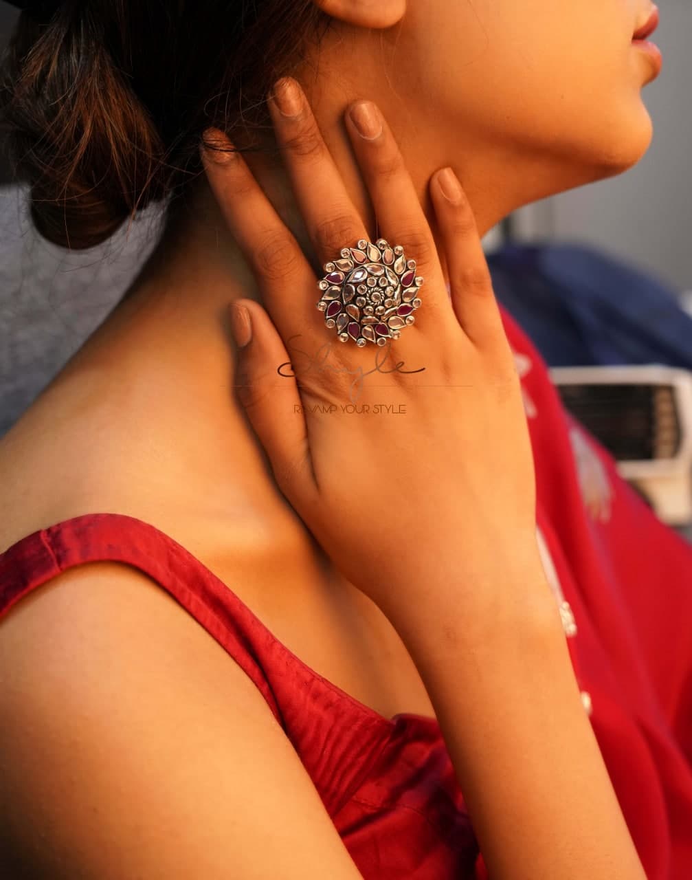 Essence Scintillating Embossed Ring