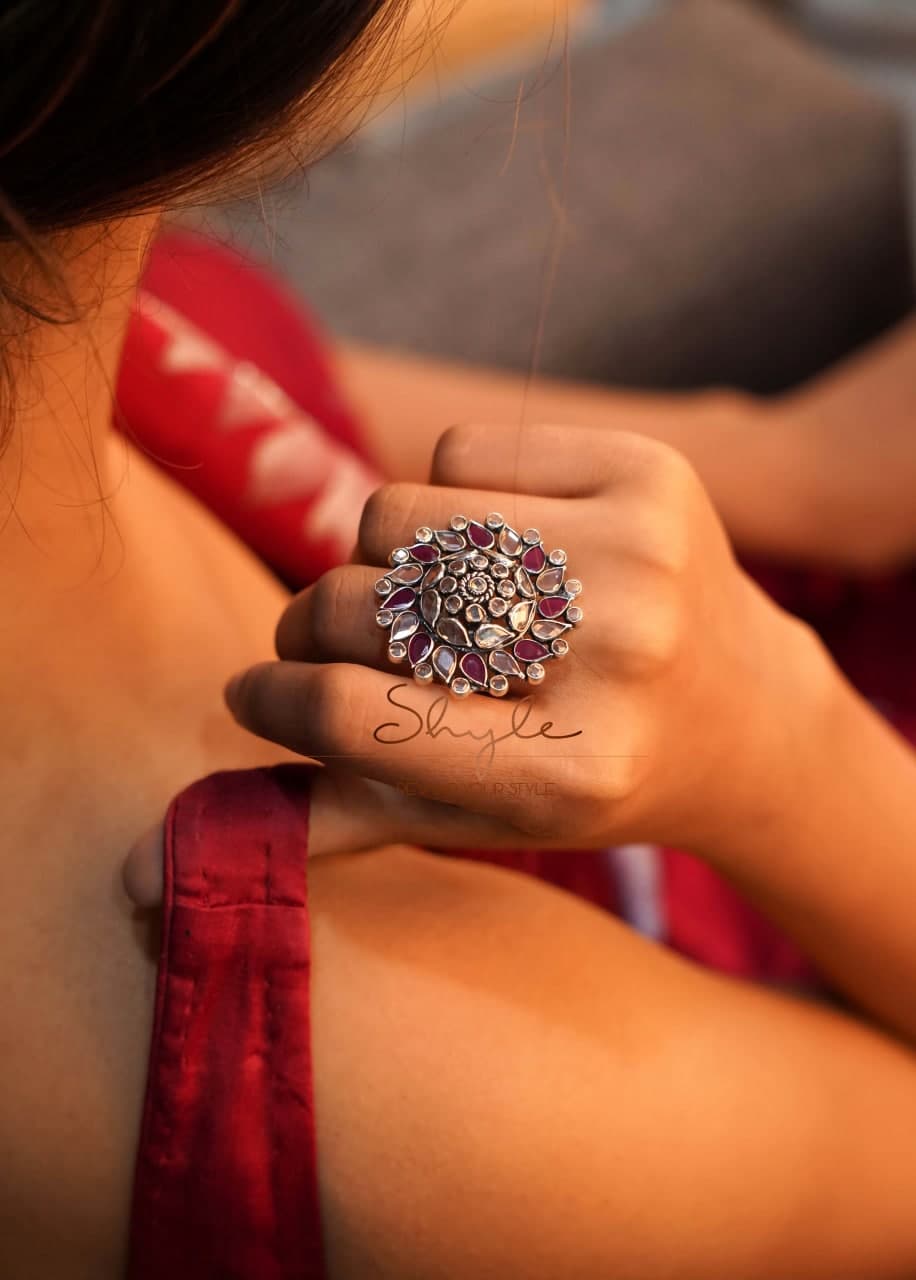 Essence Scintillating Embossed Ring