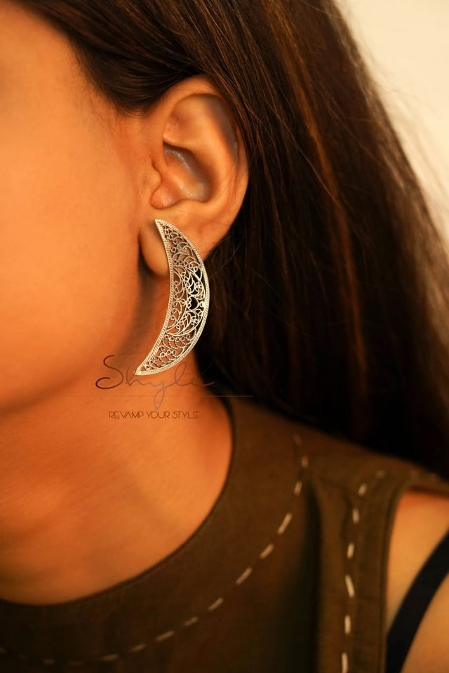 Mizoya Intricate Crescent Moon Earring
