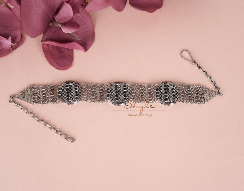 Essence Scintillating Tri flower Motif Choker