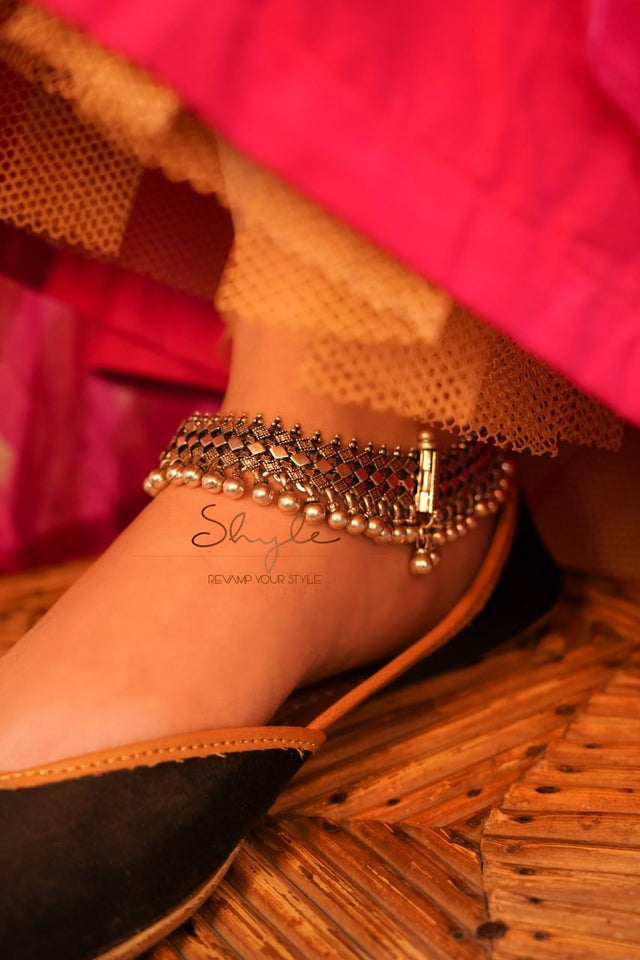 Tattva Intricate Guthau Ghughri Anklet Pair