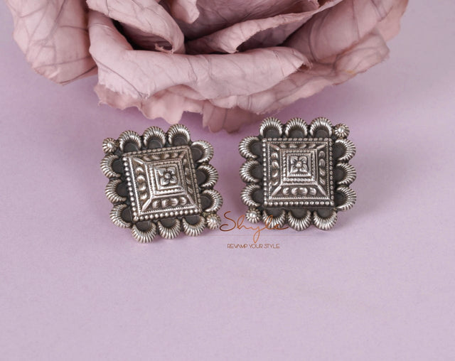 Mizoya Embossed Motif Intricate Earring
