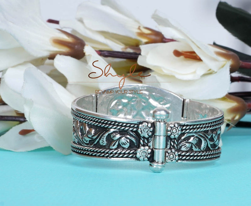 Anvaya Chitai Detailed Embossed Kada