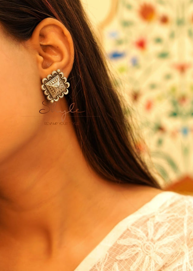 Mizoya Embossed Motif Intricate Earring