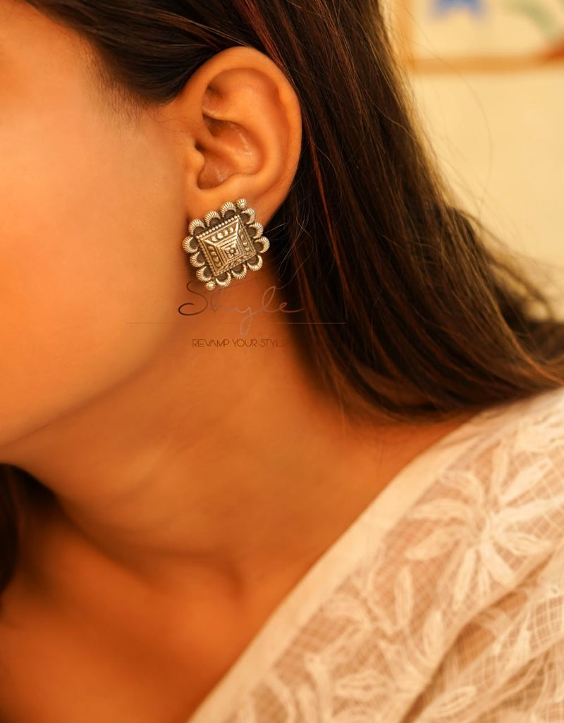 Mizoya Embossed Motif Intricate Earring