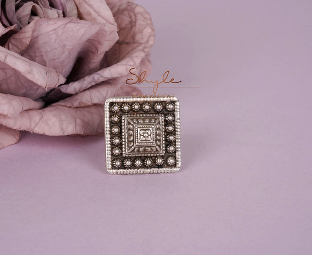 Tattva Detailed Embossed Classic Ring