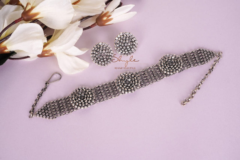 Essence Scintillating Tri flower Motif Choker Set