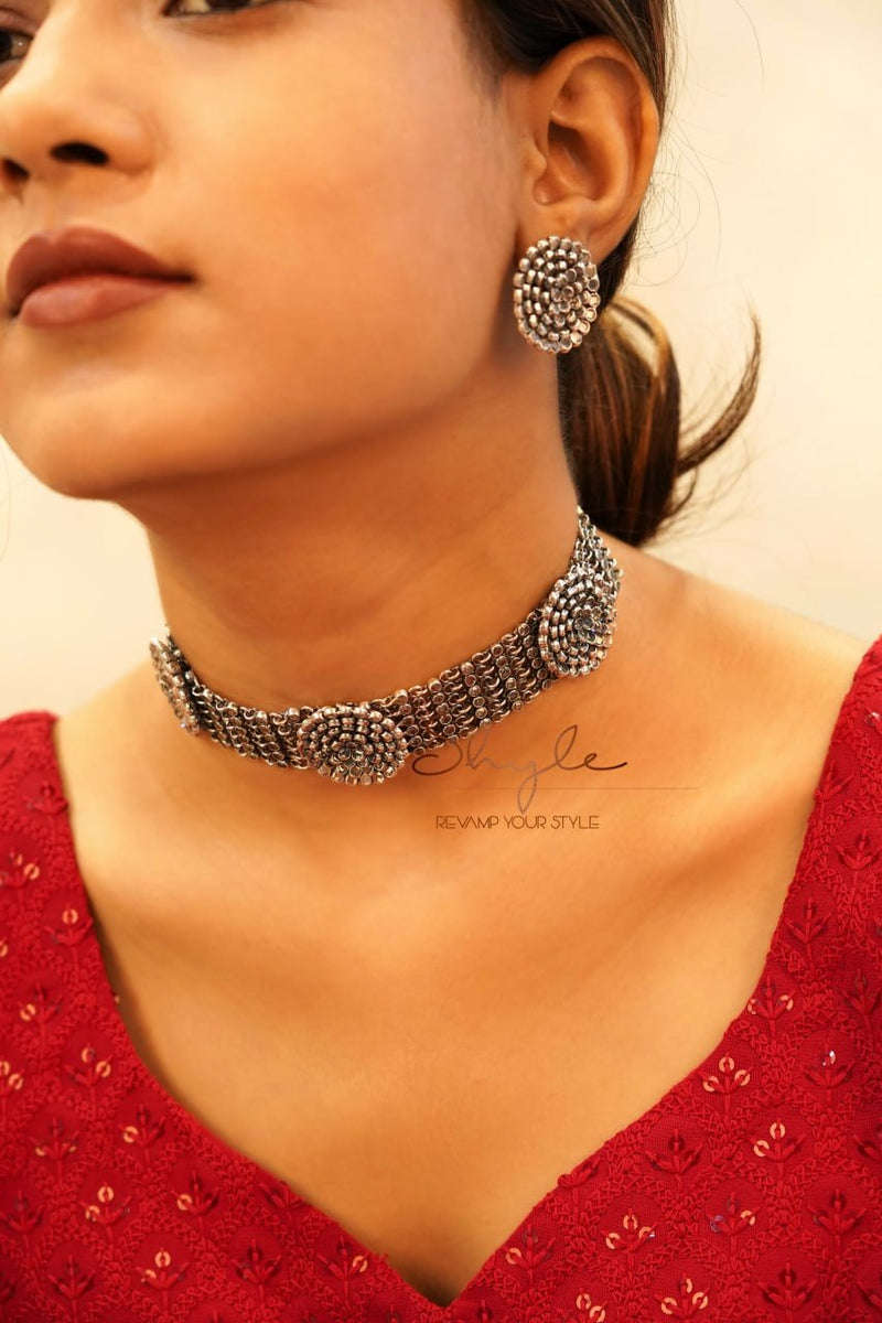 Essence Scintillating Tri flower Motif Ring Earring Choker Set