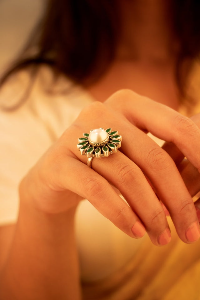Essence Fine Green Flower Pearl Classic Ring
