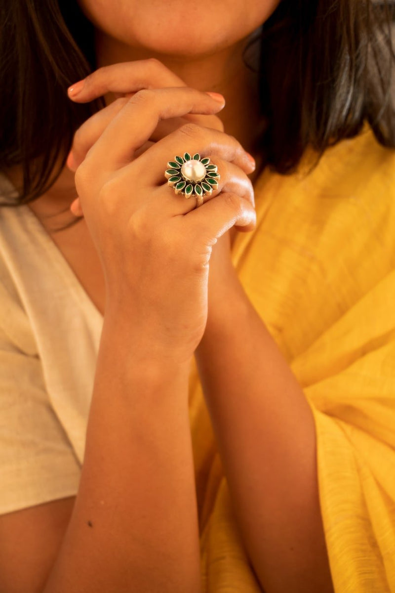 Essence Fine Green Flower Pearl Classic Ring