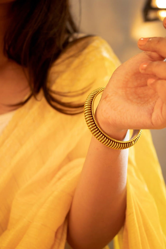 Mizoya Intricate Line Sequence Embossed Kada