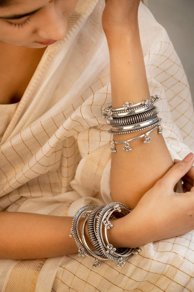 Mizoya Line Embossed Carved Ghughri Bangle Set