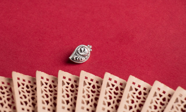 Moh Peacock Embossed Carry Motif Nose Clip on