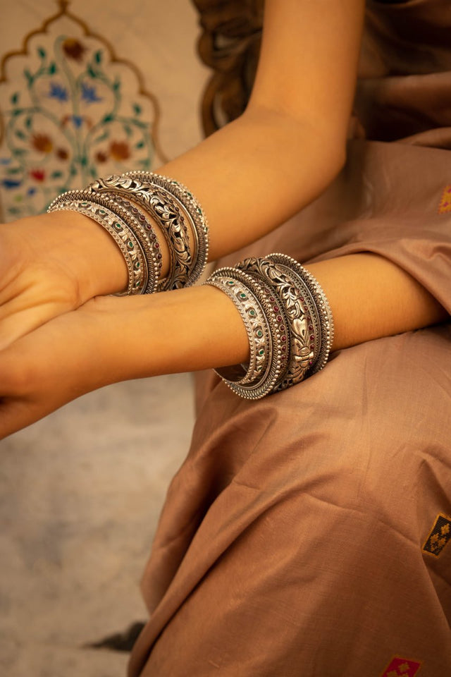 Tattva Chitai Detailed Jadau Carved Bangle Set