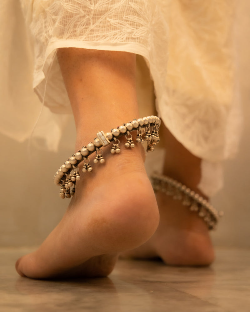 925 pure silver jadau ball embossed ghughri drop ankle kada, close-up