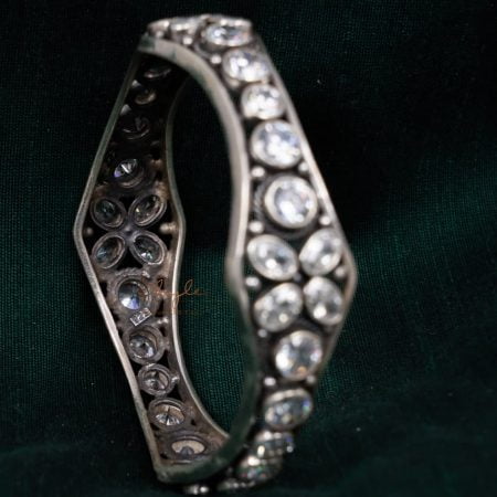 Essence Scintillating Classic Bangle front