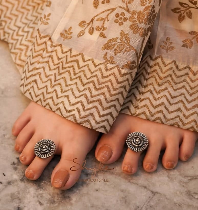 Exquisite Toe Ring Designs to Steal the Millennial Bride's Heart